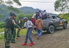 Keterbatasan Sarana Transportasi, Pos Kout Karubaga Satgas Pamtas Yonif 511/DY Antar Anak-Anak Sekolah